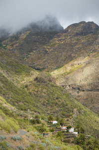 美丽的景色马斯卡村和山在阴天的时候在西班牙特内里费岛