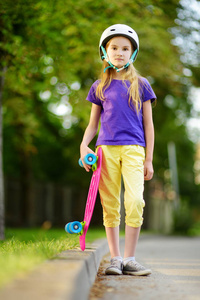学习玩滑板公园里的小女孩