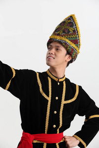 披着传统服装的婆罗洲人