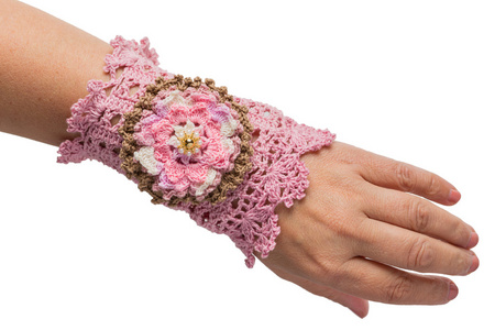 粉红色的手编织手链