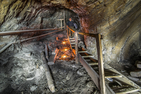 矿工在地下煤矿用煤矿光 Stebnyk 乌克兰