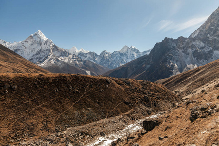 Dablam 山太阳照亮斜坡。喜马拉雅山, 尼泊尔