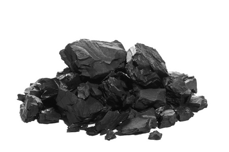 桩煤在白色背景上隔离桩黑煤照片