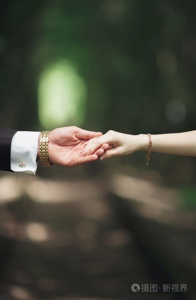 婚礼的夫妇新娘和新郎手牵着手