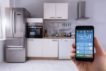 厨房用手机智能家居系统对一个人的手特写