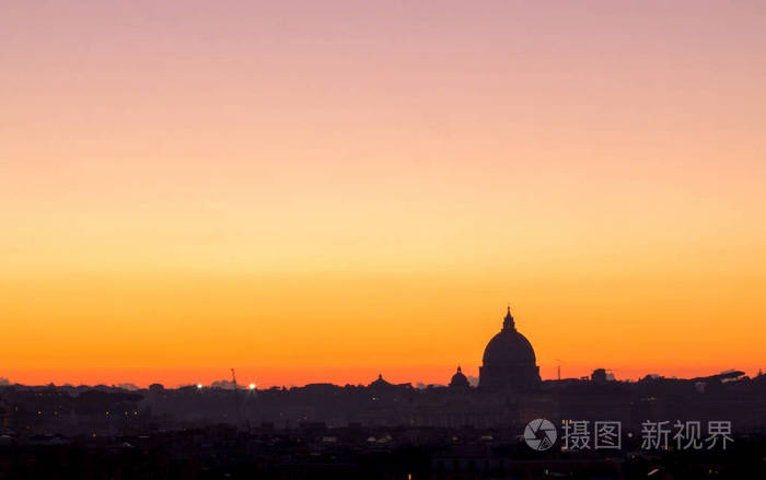 罗马在夕阳与 St 彼得大教堂的全景视图