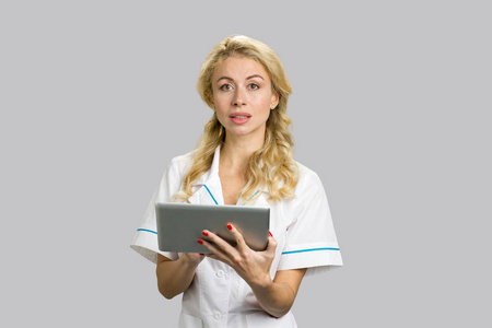 护士用数字平板电脑的肖像