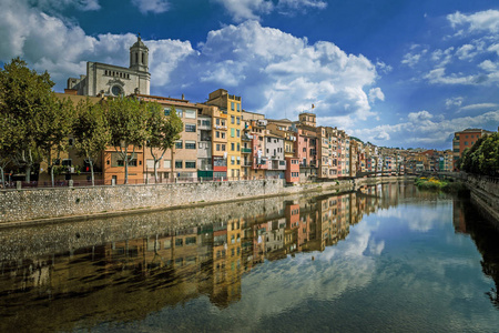 色彩缤纷的黄色和橙色房子和桥 Pont de Sant Agusti，反映在水河 Onyar，在西班牙的加泰罗尼亚，赫罗纳