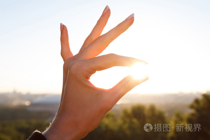 女人的手和太阳