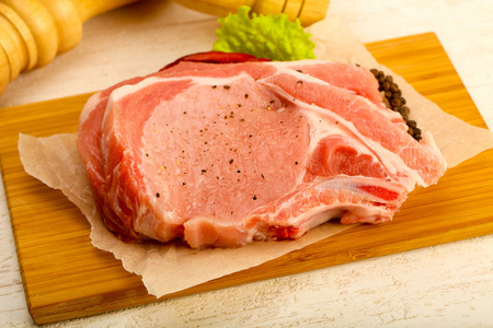 木制背景的生肉肉片