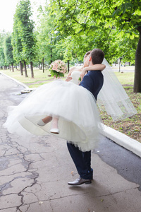 年轻的新婚夫妇享受浪漫时刻