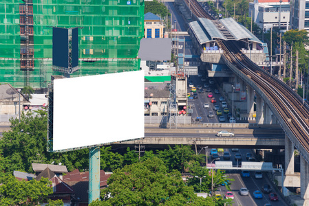 大空白广告牌上立交桥与市视图背景