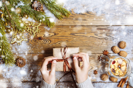 女性手打开礼品盒。圣诞背景。复制空间