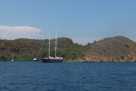 船在系泊附近在蓝色的大海,土耳其爱琴海岛附近船照片