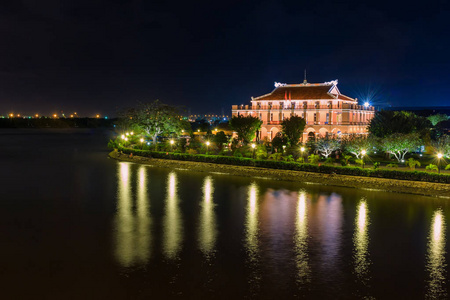 胡志明市越南 越南胡志明市市的芽庄港夜景。这个港口位于西贡河上, 建于1862年在法国统治期间, 现在它是一个象征胡志明市城