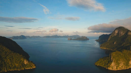 美丽的海湾鸟瞰图。热带岛屿