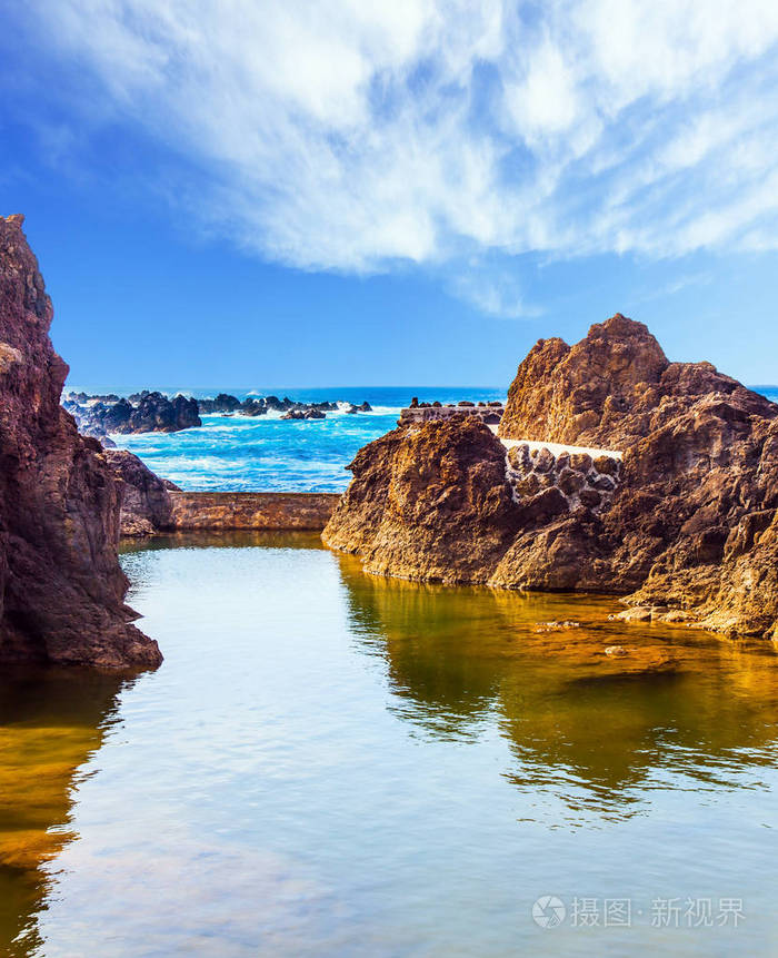 马德拉岛的岛小海湾与光滑的水在美丽的海岸大西洋海岸的岩石和石窟