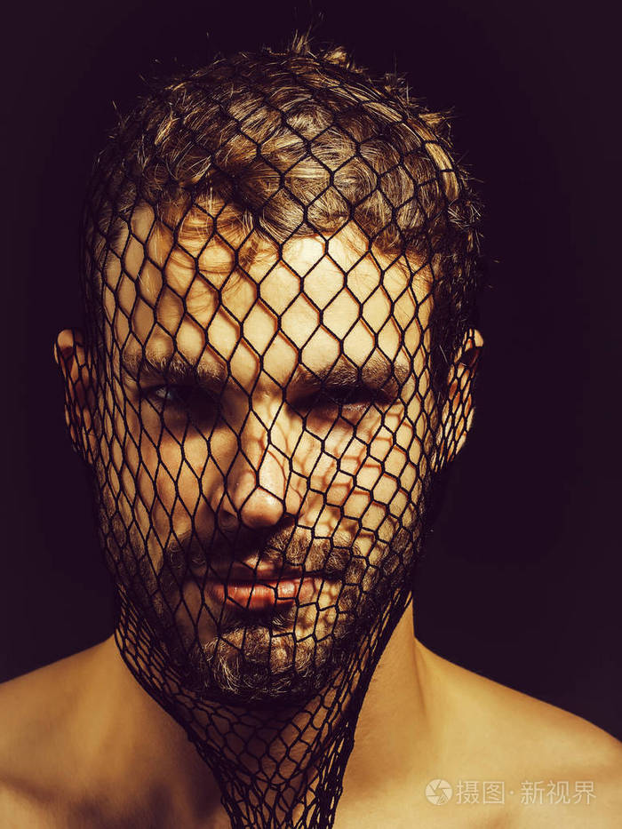 男人抢劫犯戴着面具