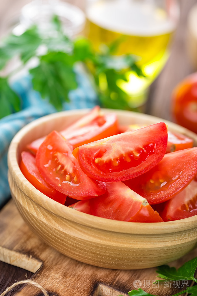 在碗里的新鲜切片的西红柿