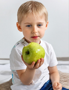 快乐开朗的男孩吃大苹果，孩子是水果 gr