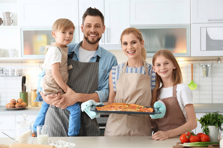 厨房里有披萨的家庭烹饪课程概念