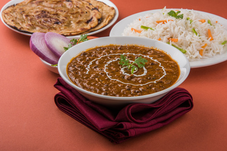 Dal 茅屋或 daal makhni 或 daal 茅屋, 印度午餐晚餐项目与平原大米和黄油印度, 薄饼, 煎饼和沙拉