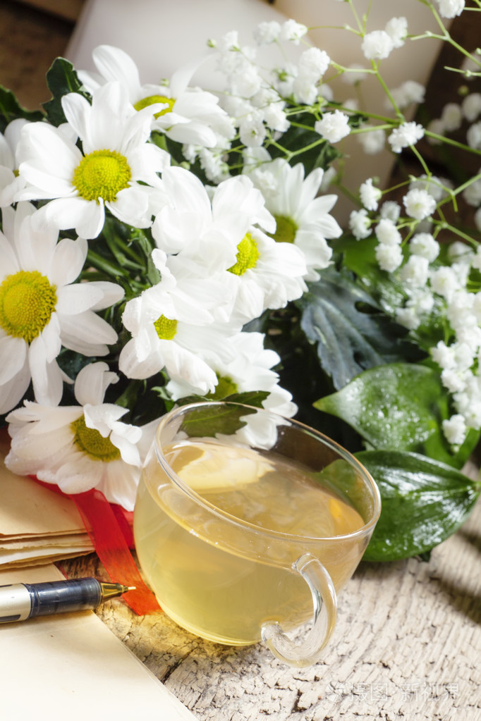 草药茶一束雏菊