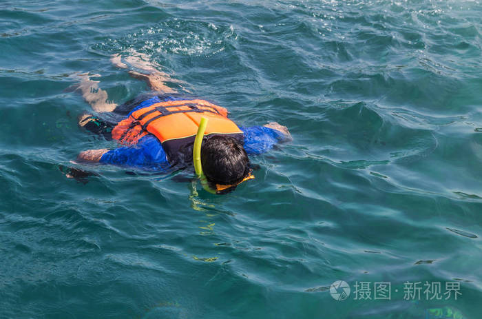 旅游享受浮潜救生衣在安达曼海和