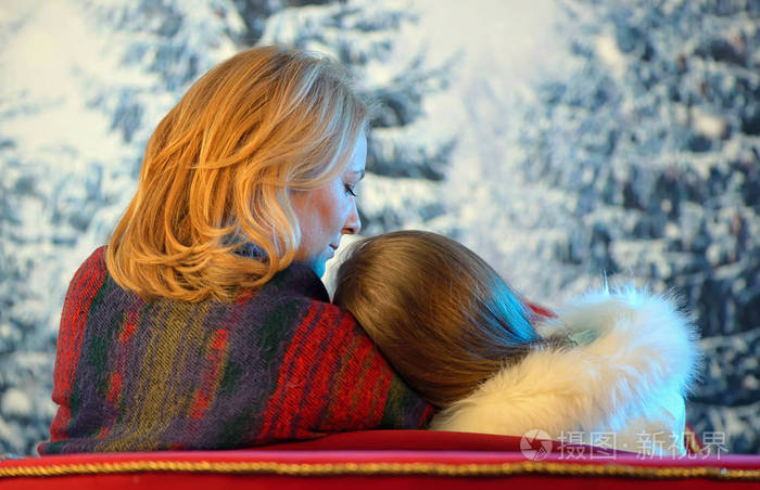 母亲拥抱和安慰她的女儿