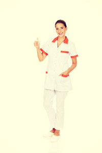 年轻人微笑女医生或护士依竖起大拇指