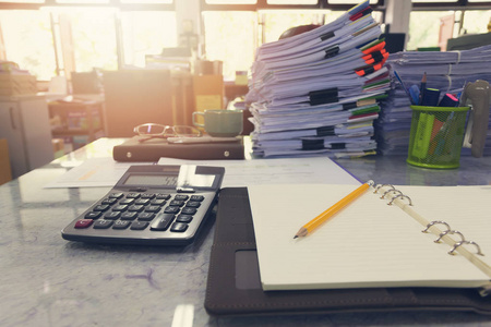 办公桌上的铅笔和笔记本的业务和财务概念, 有栈的商业论文背景照片