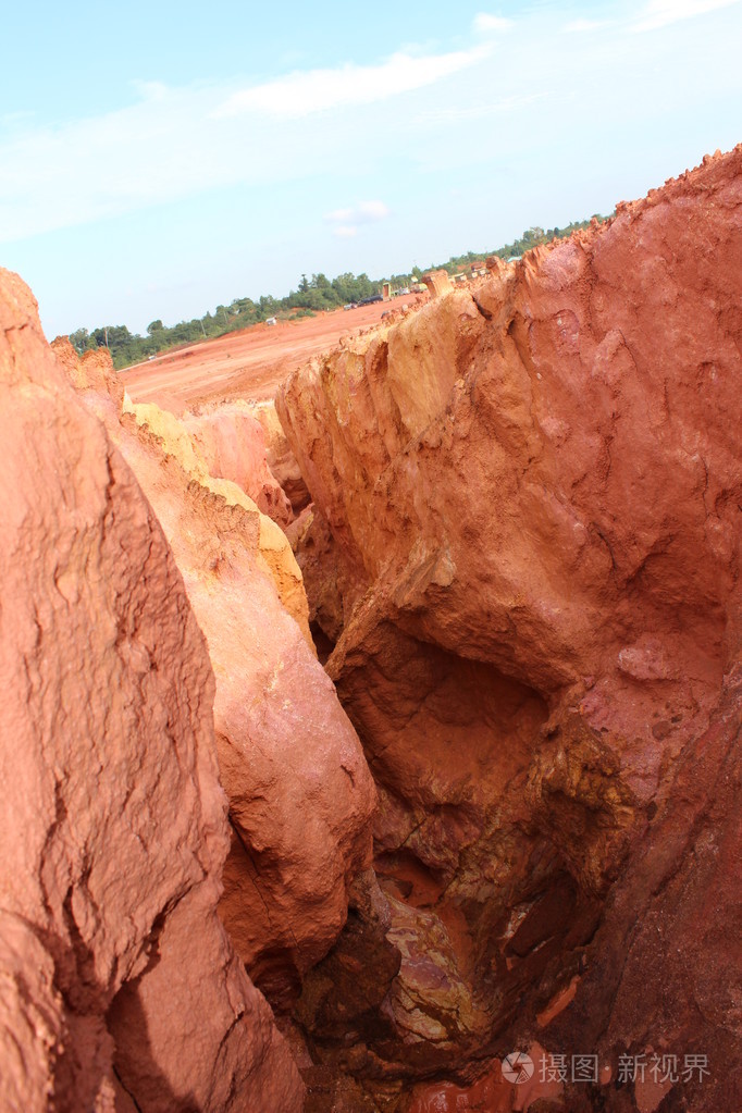 红土的侵蚀或断层