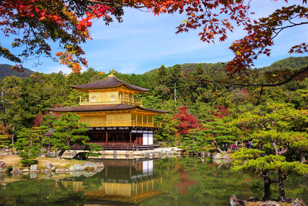在秋天，京都的金阁寺
