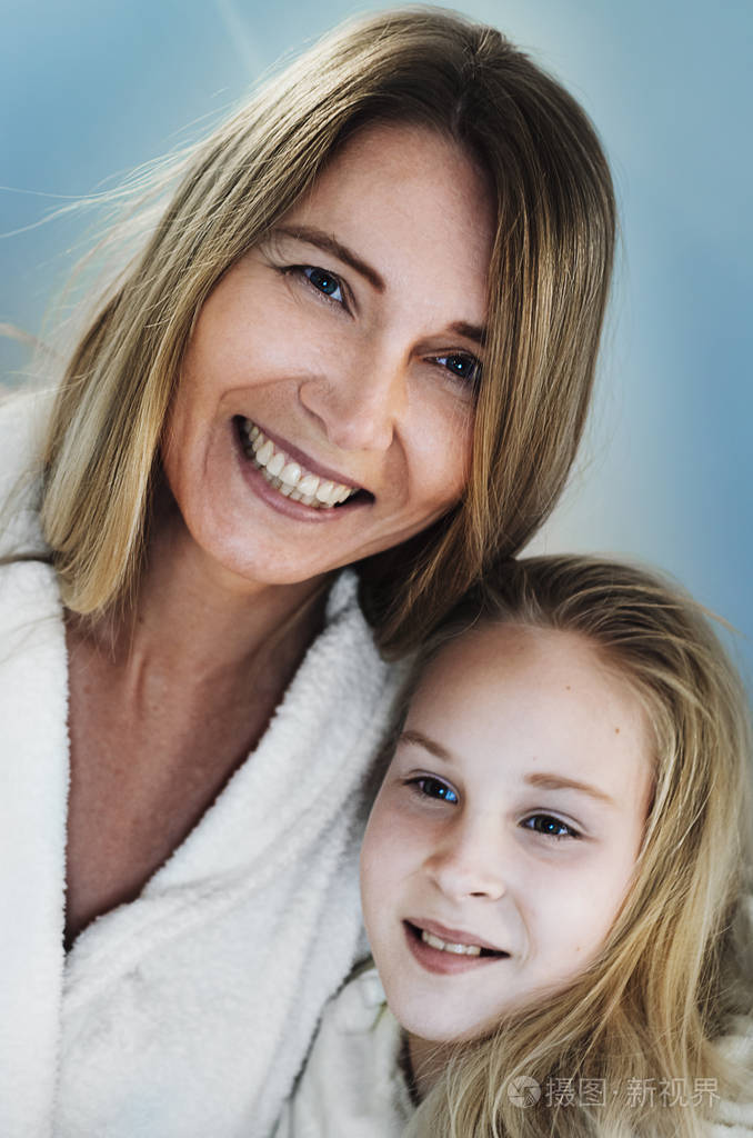 幸福的爱的家庭.母亲和孩子女孩微笑, 演奏, 亲吻在卧室