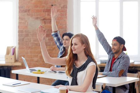 年轻观众举手提问讲师 oe 回答在课照片