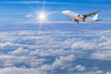 蓝天白云之上的早晨,陆地背景透过飞机的窗户看机翼的度假时间美丽的