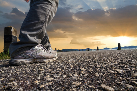 走沙漠人走在路上用放松的心情.沙漠公路照片