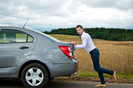 交警让车停下来推她的车停下来的女孩照片