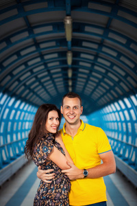 成人对夫妇在蓝色的隧道