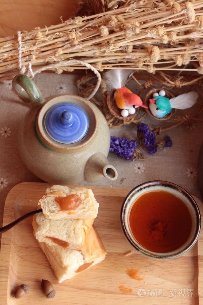 面包和牛奶茶蛋和热茶