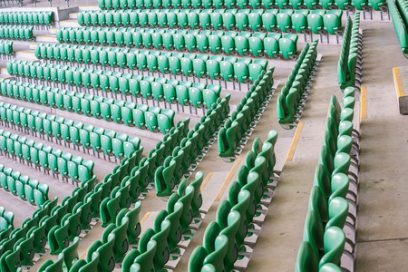 在现代体育场的绿色塑料座椅