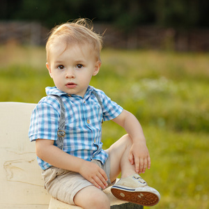 小男孩吊带图片