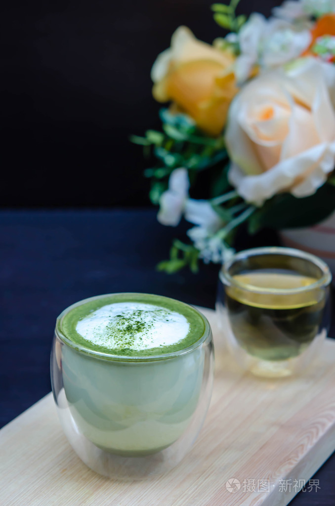 杯绿茶拿铁咖啡