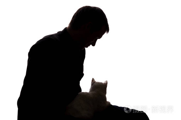 年轻人在他的手小猫剪影照片 正版商用图片0eo94l 摄图新视界 年轻人在他的手小猫剪影照片 正版商用图片0eo94l 摄图新视界