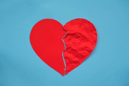 红色皱巴巴的纸形状作为一个撕裂的爱。梗塞和离婚图标