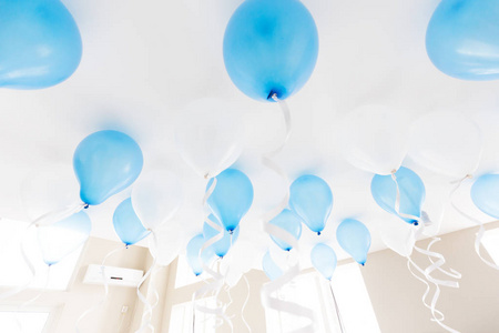 生日聚会上的蓝色气球