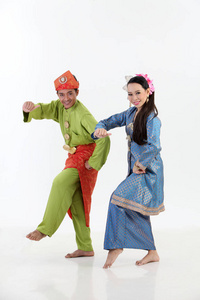 传统服饰中的马来情侣在画室里摆姿势