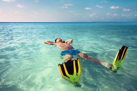 黄海水放松在清澈的海水对水黄, 黑鳍鳍的男人照片