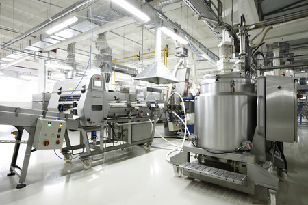 传送带设备机械上带有甜饼干的自动烘焙生产线为生产糖果和工厂食品厂