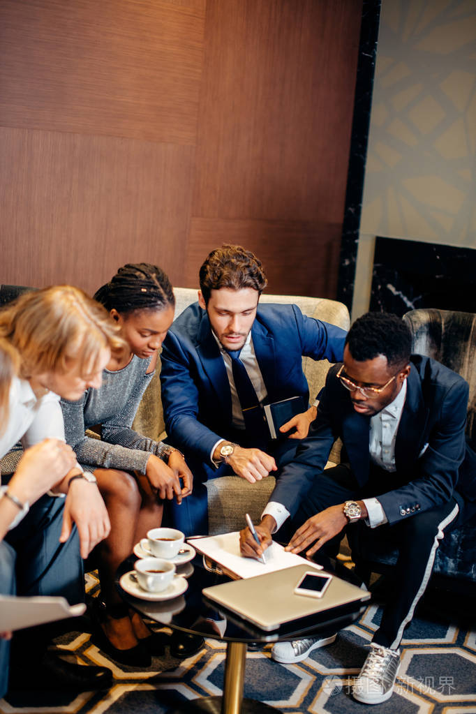 非洲和高加索企业家小组在办公室开会
